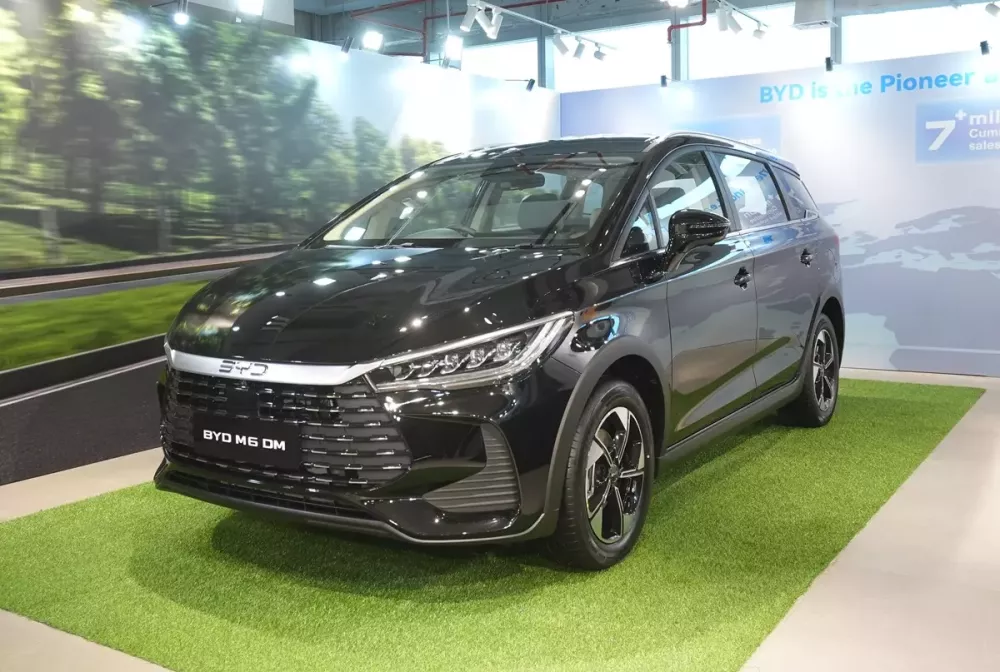 Mẫu MPV 7 chỗ BYD M6 đang b&aacute;n ở Việt Nam c&oacute; th&ecirc;m phi&ecirc;n bản chỉ ti&ecirc;u thụ 1,53 l&iacute;t xăng/100 km - Ảnh 3.