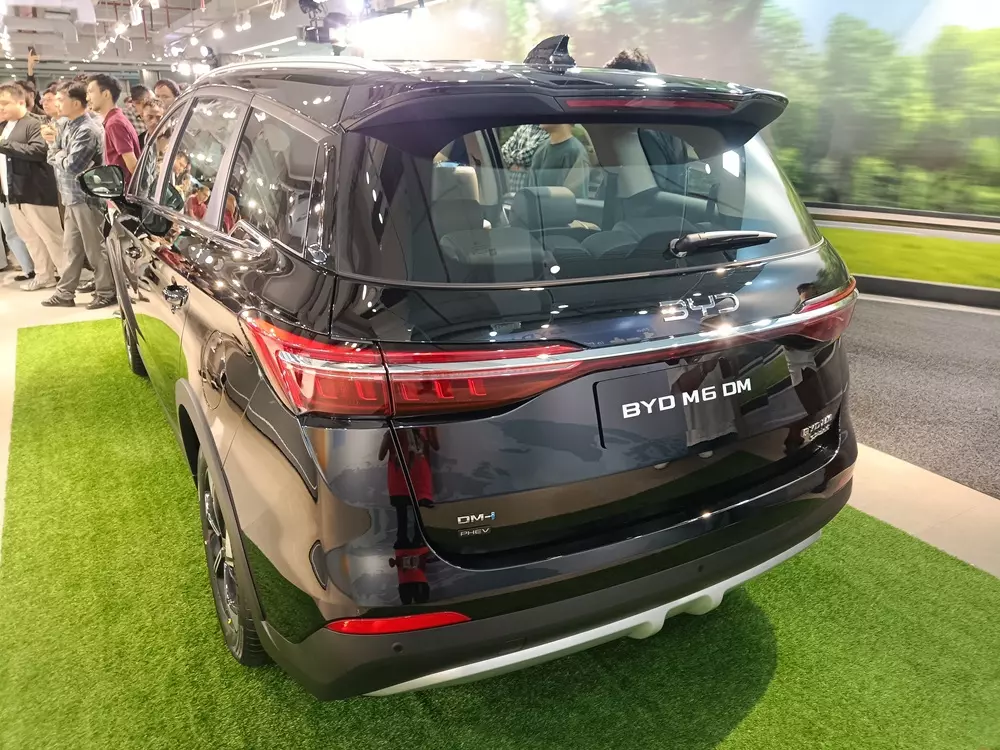Mẫu MPV 7 chỗ BYD M6 đang b&aacute;n ở Việt Nam c&oacute; th&ecirc;m phi&ecirc;n bản chỉ ti&ecirc;u thụ 1,53 l&iacute;t xăng/100 km - Ảnh 4.