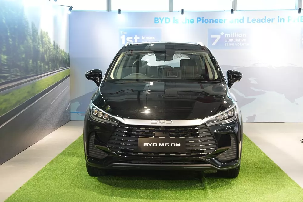 Mẫu MPV 7 chỗ BYD M6 đang b&aacute;n ở Việt Nam c&oacute; th&ecirc;m phi&ecirc;n bản chỉ ti&ecirc;u thụ 1,53 l&iacute;t xăng/100 km - Ảnh 2.