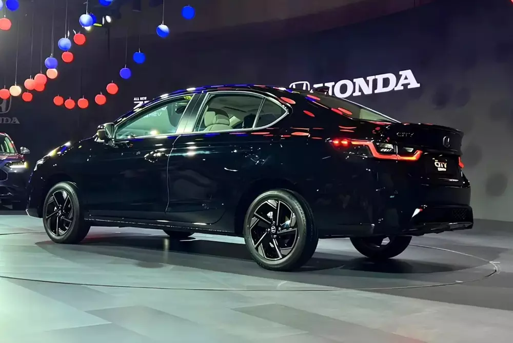 Honda City 2026 ch&iacute;nh thức ra mắt với m&agrave;n h&igrave;nh lớn hơn, th&ecirc;m camera 360 độ v&agrave; chỉ "ăn" 3,6 l&iacute;t/100 km - Ảnh 2.