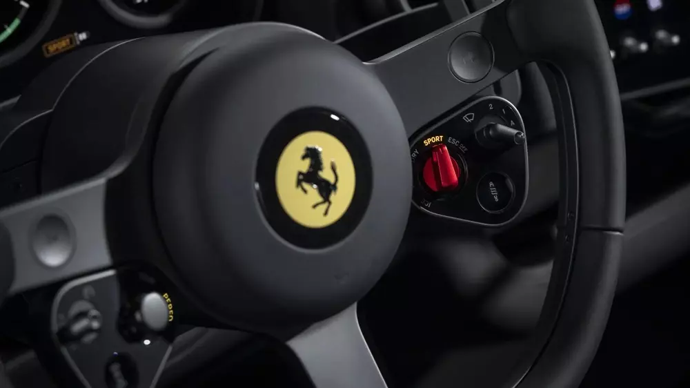 Vô lăng của Ferrari Luce có các công tắc và phím vật lý Vô lăng của Ferrari Luce có các công tắc và phím vật lý