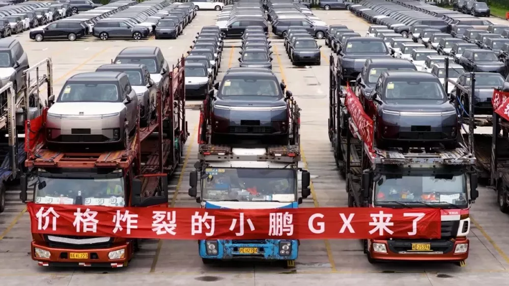 Những chiêc XPeng GX được vận chuyển bằng ô tô tải Những chiêc XPeng GX được vận chuyển bằng ô tô tải
