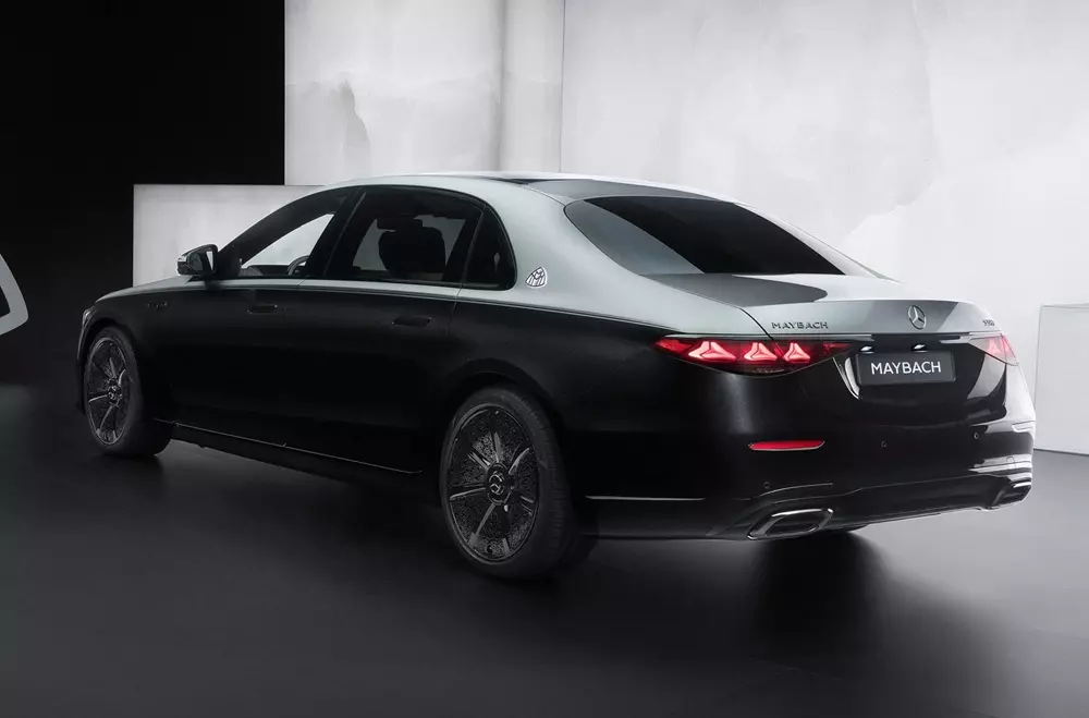 Mercedes-Maybach S 580 e Night Series 2026 có nhiều chi tiết ngoại thất màu đen bóng Mercedes-Maybach S 580 e Night Series 2026 có nhiều chi tiết ngoại thất màu đen bóng