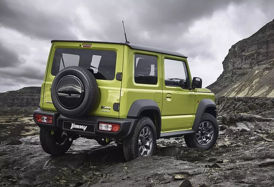 Suzuki Jimny 2026 có lốp dự phòng phía sau theo đúng chất xe off-road Suzuki Jimny 2026 có lốp dự phòng phía sau theo đúng chất xe off-road
