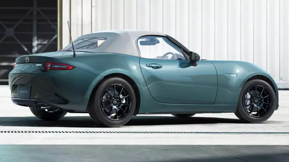 Mẫu xe sắp bán tại Việt Nam Mazda MX-5 lần đầu tiên có màu sơn xanh lá - Ảnh 2. Mẫu xe sắp bán tại Việt Nam Mazda MX-5 lần đầu tiên có màu sơn xanh lá - Ảnh 2.