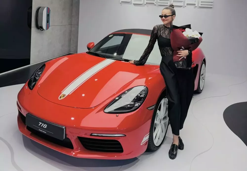 Siêu mẫu Thanh Hằng tậu xe mui trần Porsche 718 Boxster giá hơn 5 tỷ đồng - Ảnh 1. Siêu mẫu Thanh Hằng tậu xe mui trần Porsche 718 Boxster giá hơn 5 tỷ đồng - Ảnh 1.