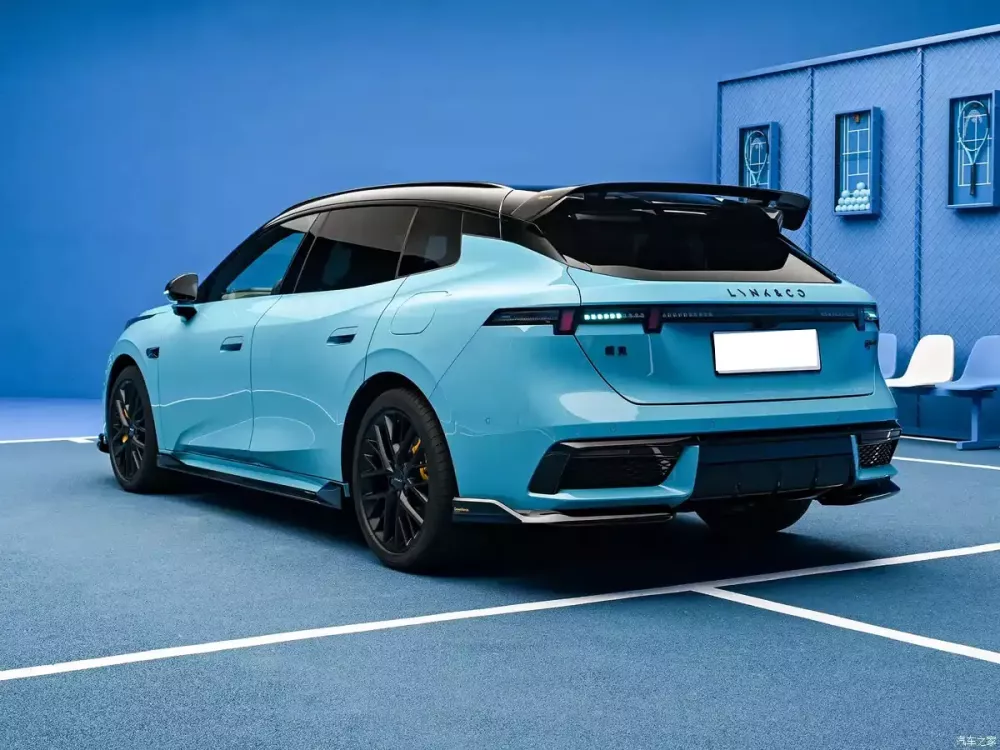 Lynk & Co 07 GT sở hữu cánh gió mui cỡ lớn bằng sợi carbon Lynk & Co 07 GT sở hữu cánh gió mui cỡ lớn bằng sợi carbon
