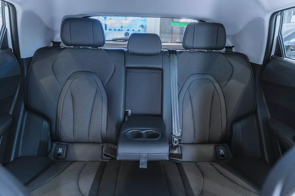Hàng ghế sau của Omoda C5 Sport có bệ tì tay tích hợp khay để cốc Hàng ghế sau của Omoda C5 Sport có bệ tì tay tích hợp khay để cốc
