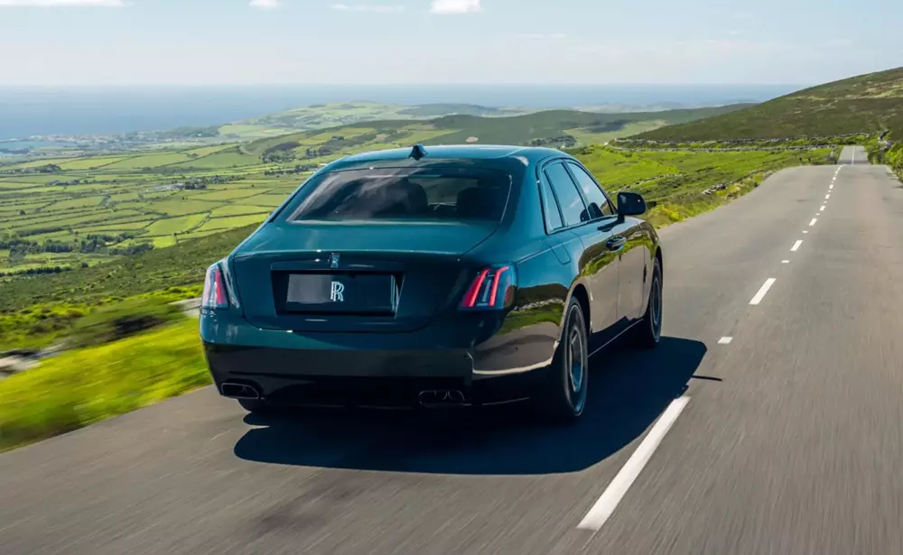 Rolls-Royce Black Badge Ghost Tourist Trophy vẫn d&ugrave;ng động cơ ti&ecirc;u chuẩn