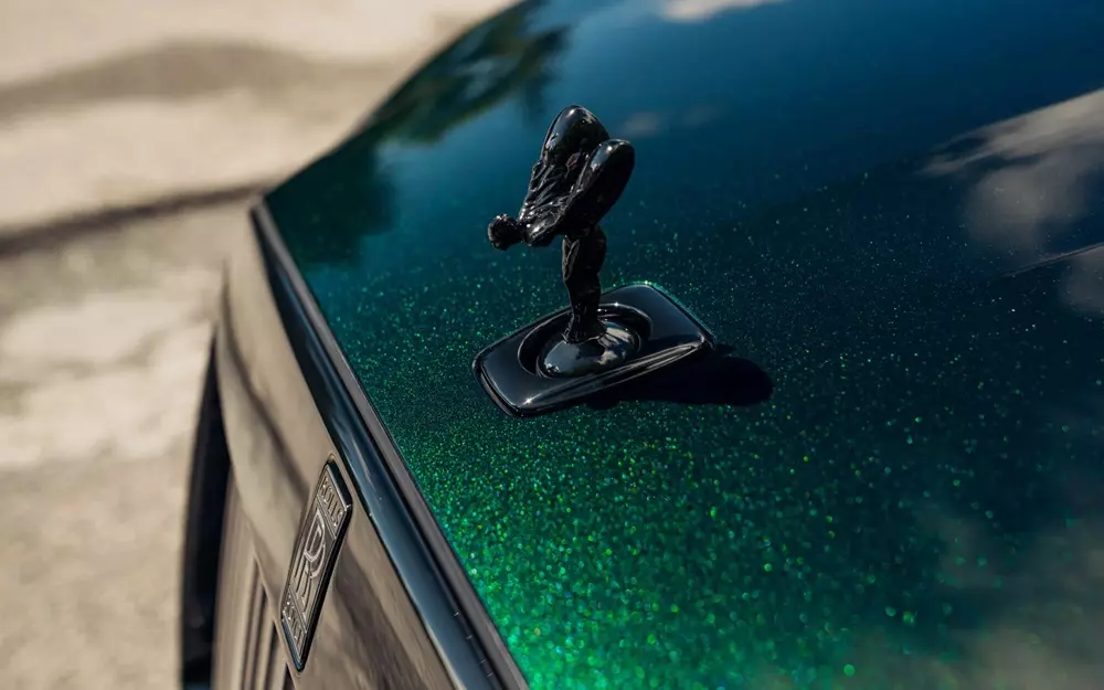 Biểu tượng thiếu phụ bay m&agrave;u đen tr&ecirc;n nắp ca-p&ocirc; của Rolls-Royce Black Badge Ghost Tourist Trophy