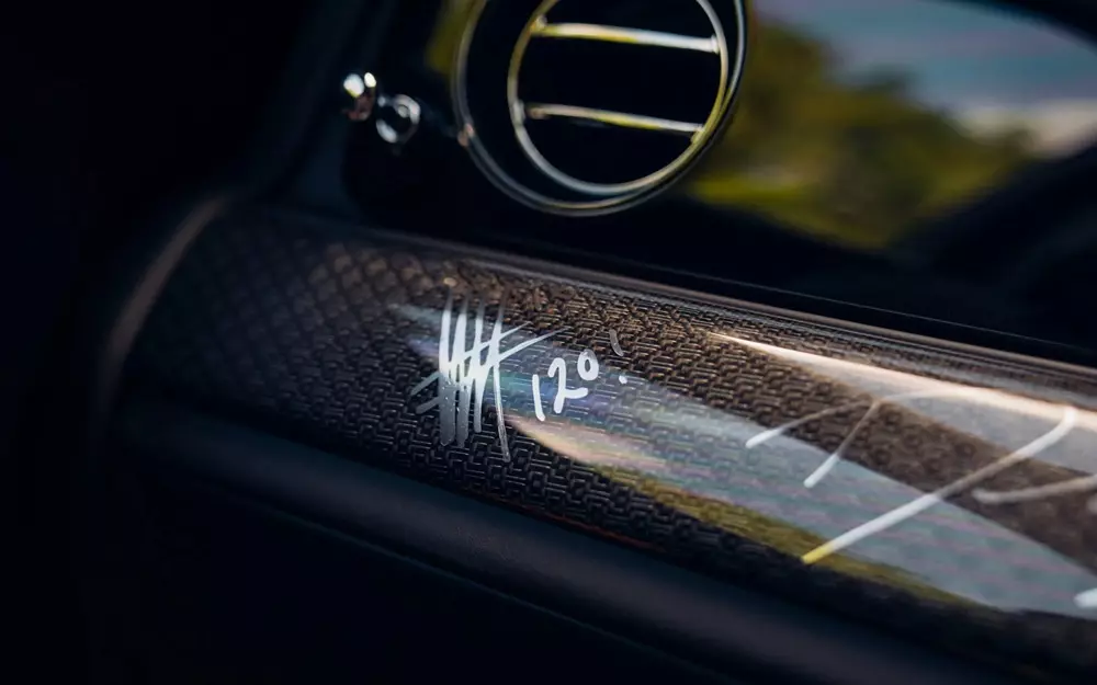 C&aacute;c chi tiết Black Badge Technical Fibre b&ecirc;n trong Rolls-Royce Black Badge Ghost Tourist Trophy
