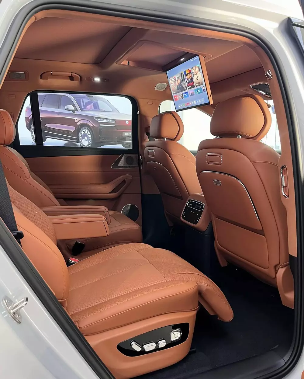 2 ghế thương gia ở h&agrave;ng ghế giữa của BYD Denza N8L 2027