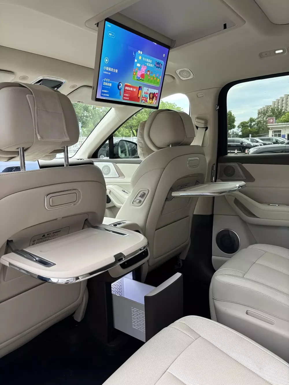 BYD Denza N8L 2027 bản cao cấp c&oacute; m&agrave;n h&igrave;nh treo trần d&agrave;nh cho h&agrave;ng ghế sau.