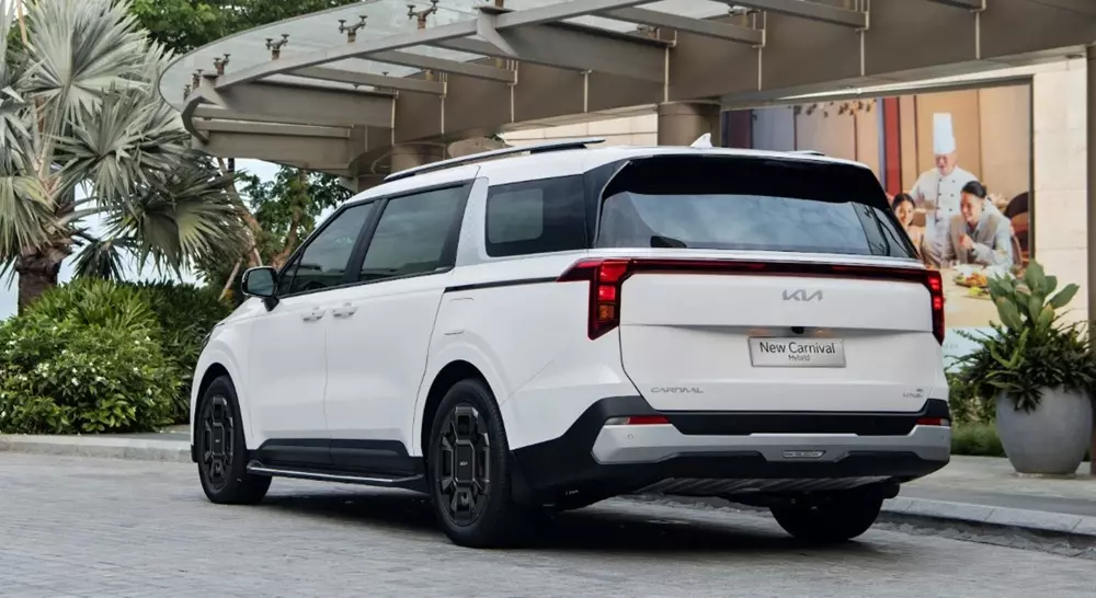 Kia Carnival Hybrid tại Việt Nam c&oacute; th&ecirc;m phi&ecirc;n bản Luxury với gi&aacute; rẻ hơn đến 340 triệu đồng - Ảnh 2.