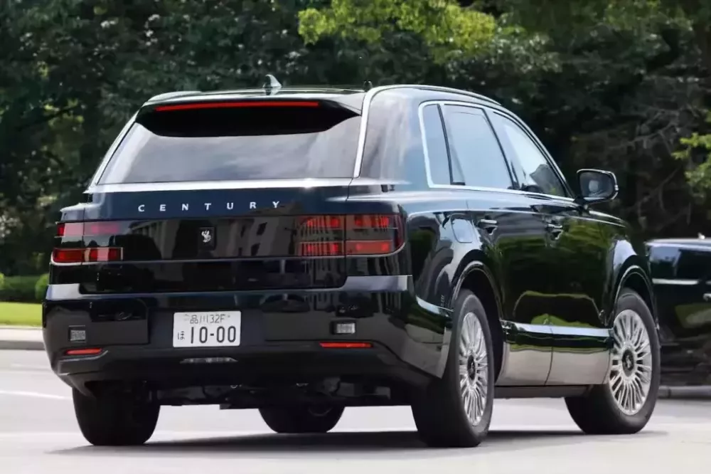 Thủ tướng Nhật Bản chuyển sang sử dụng xe c&ocirc;ng vụ mới, đ&oacute; l&agrave; SUV si&ecirc;u sang Toyota Century - Ảnh 2.
