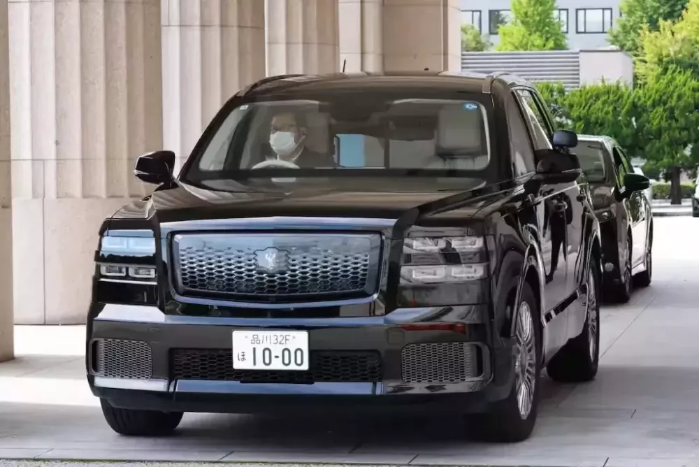 Thủ tướng Nhật Bản chuyển sang sử dụng xe c&ocirc;ng vụ mới, đ&oacute; l&agrave; SUV si&ecirc;u sang Toyota Century - Ảnh 3.