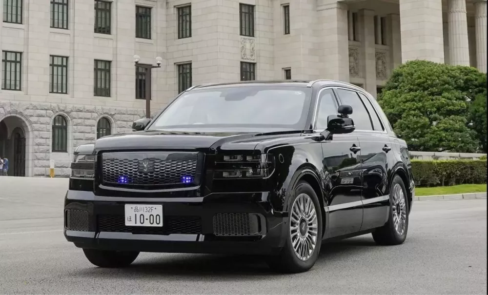 Thủ tướng Nhật Bản chuyển sang sử dụng xe c&ocirc;ng vụ mới, đ&oacute; l&agrave; SUV si&ecirc;u sang Toyota Century - Ảnh 1.