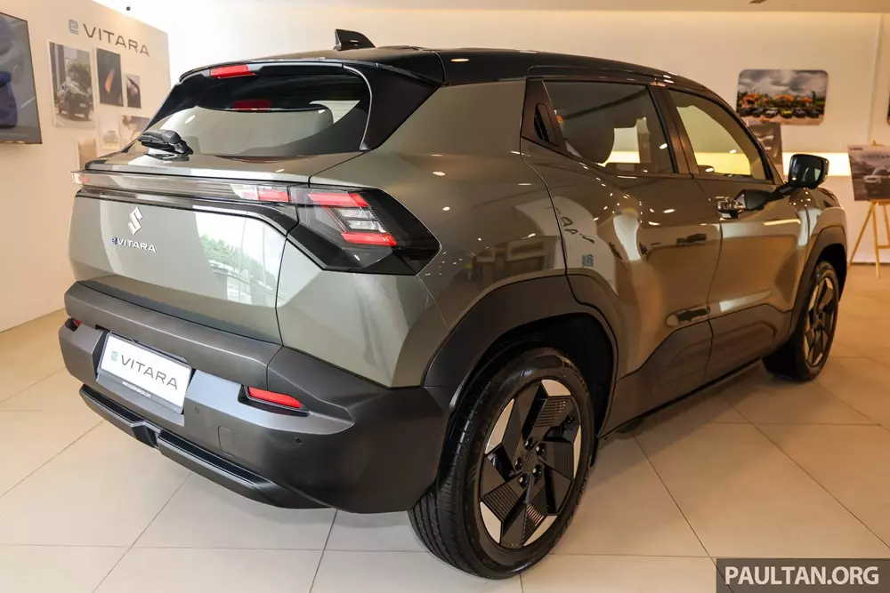 Suzuki eVitara m&agrave;u xanh l&aacute; phối n&oacute;c đen