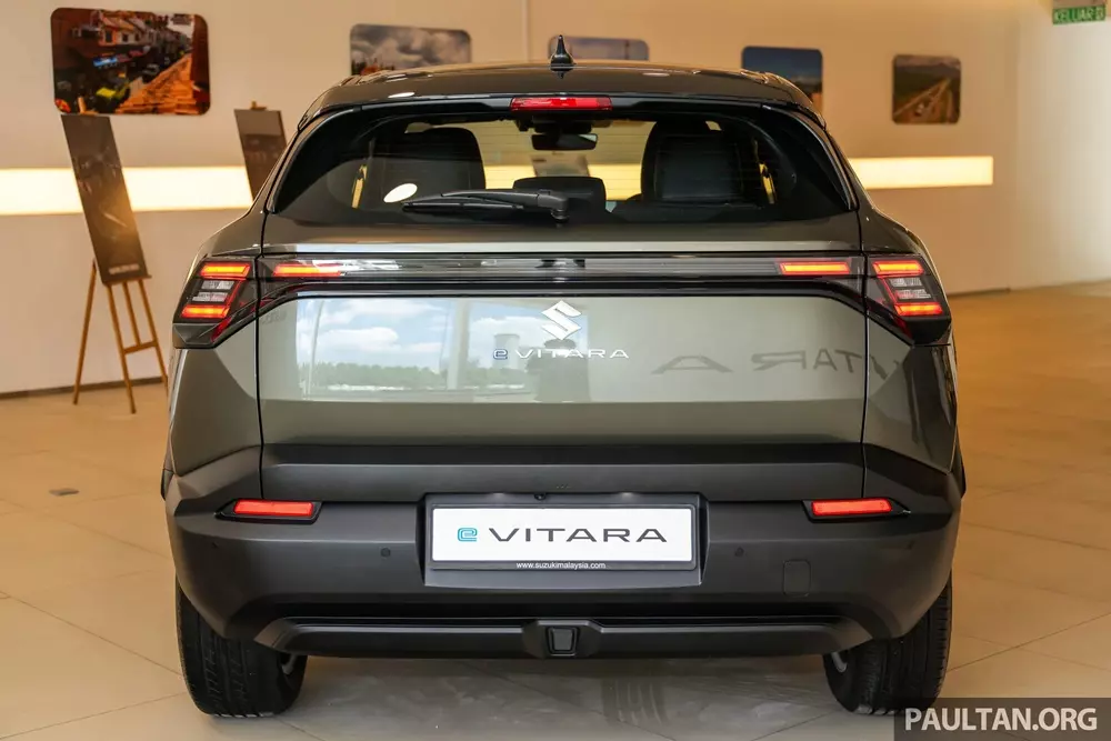 Khu vực ph&iacute;a sau của Suzuki eVitara cũng kh&ocirc;ng ho&agrave;n to&agrave;n giống Toyota Urban Cruiser