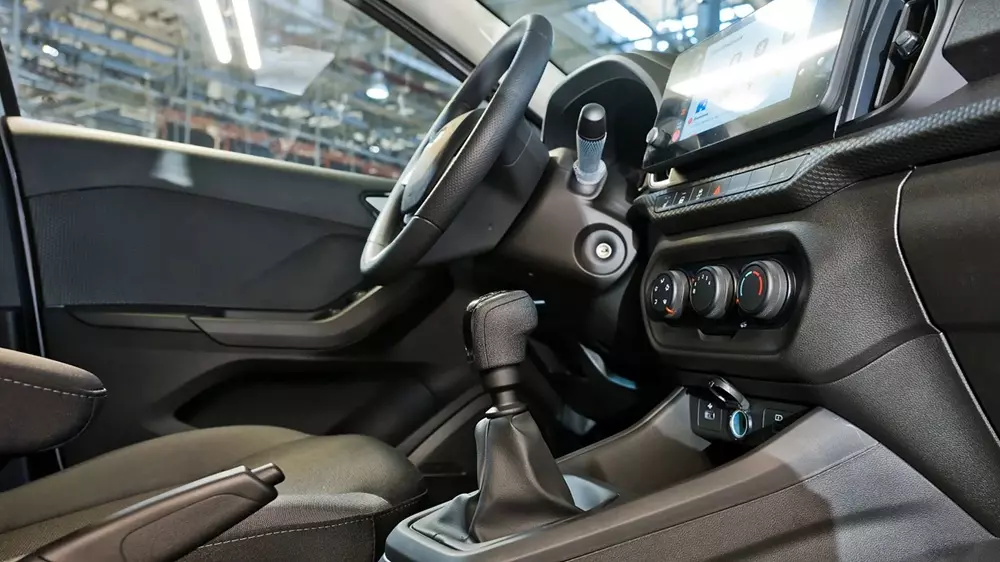 Lada Iskra SW Drive sở hữu hộp số sàn và mâm thép