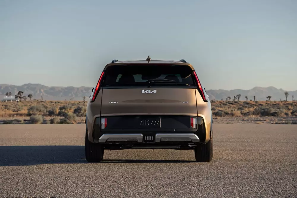 Khu vực phía sau của Kia Niro 2027 cũng đã được làm mới