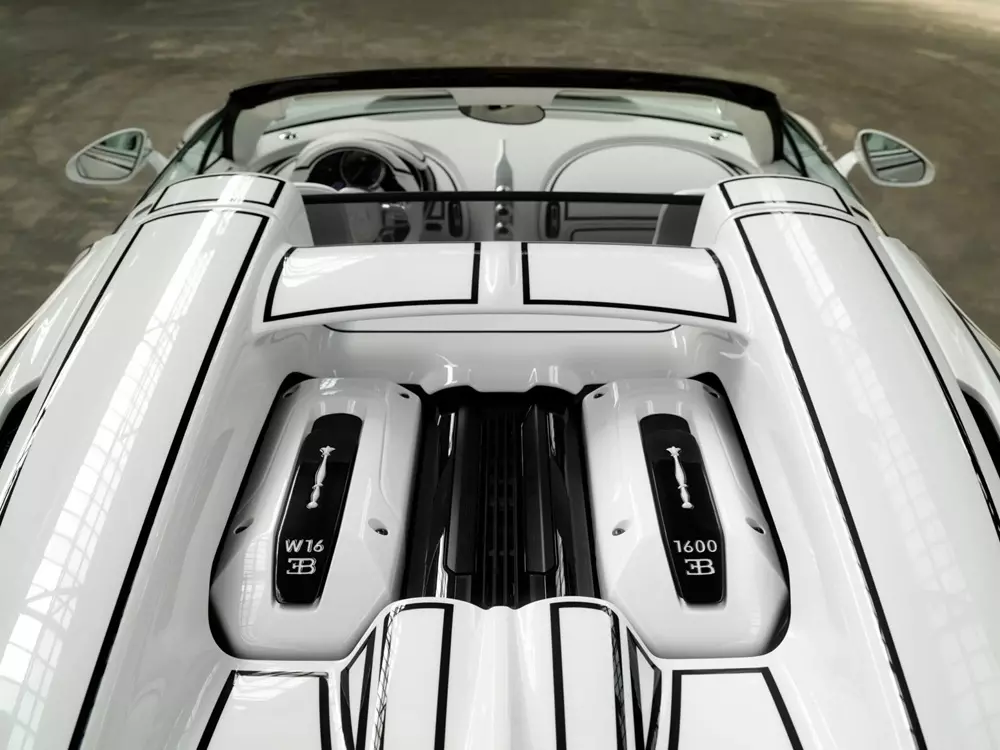 Nắp khoang động cơ của Bugatti W16 Mistral Blanc Éternel cũng có chi tiết bằng sứ
