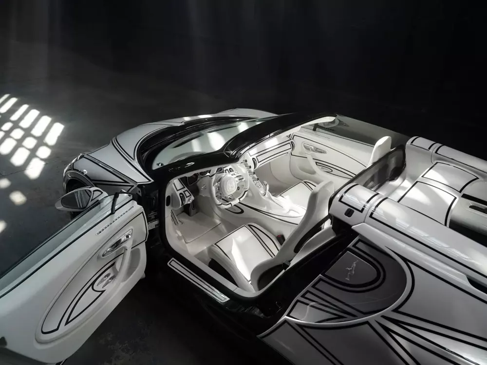 Nội thất của Bugatti W16 Mistral Blanc Éternel cũng có nhiều chi tiết bằng sứ