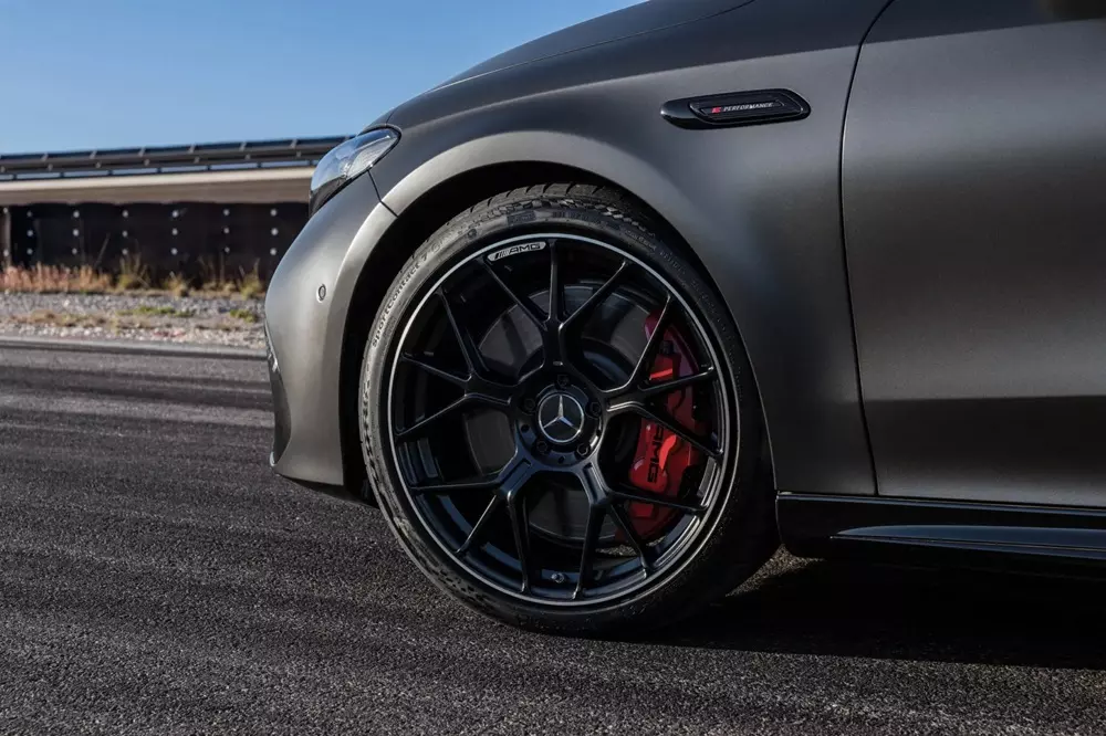 Bộ m&acirc;m thể thao của Mercedes-AMG CLA45 2027 đi k&egrave;m c&ugrave;m phanh m&agrave;u đỏ