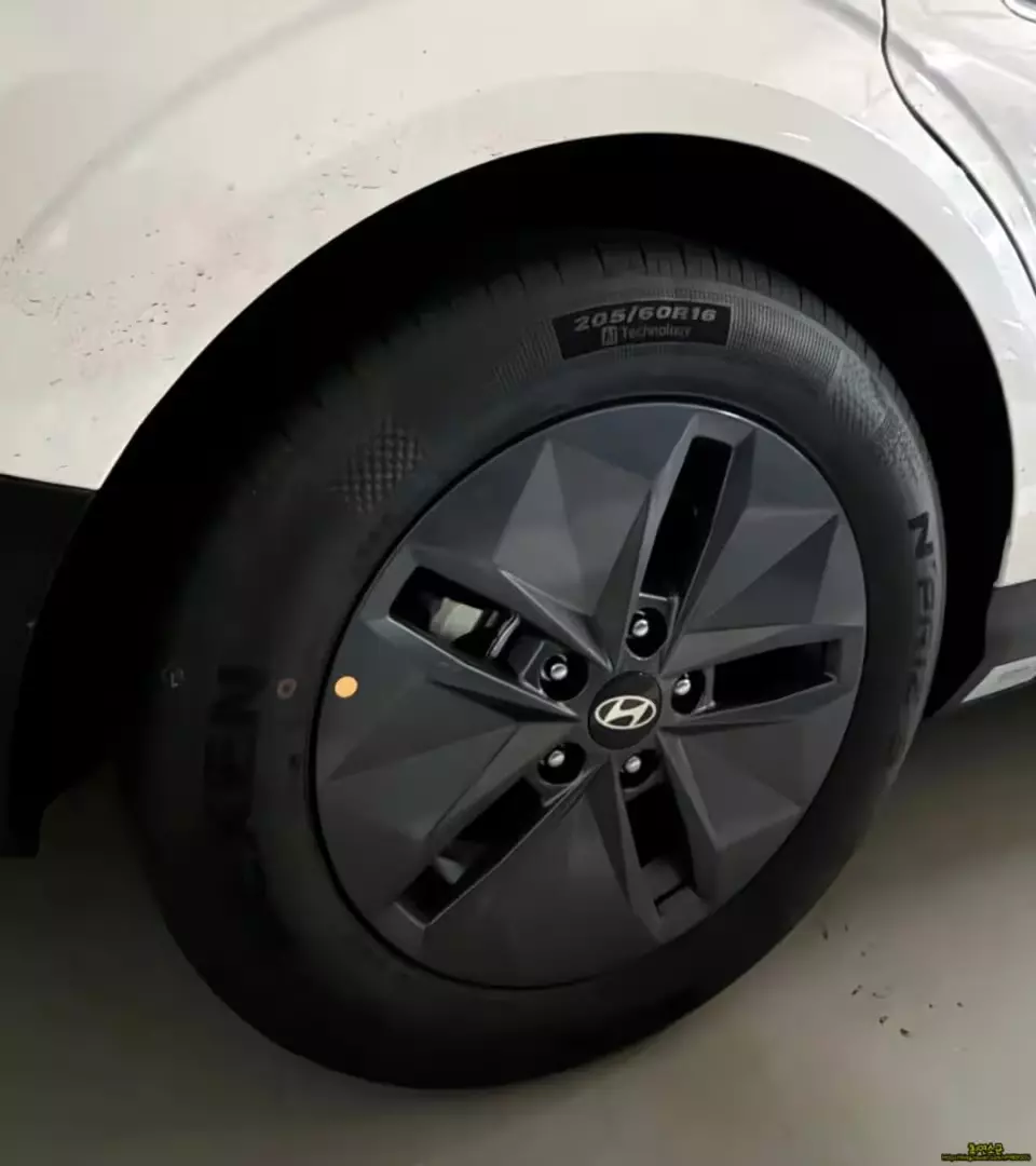 Hyundai Elantra 2027 bản ti&ecirc;u chuẩn chỉ d&ugrave;ng m&acirc;m 16 inch với thiết kế k&eacute;m nổi bật