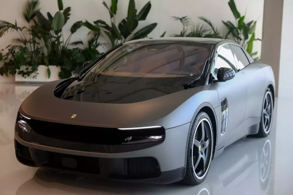 Ferrari Luce ch&aacute;y h&agrave;ng trước khi l&agrave;n s&oacute;ng chỉ tr&iacute;ch kịp lắng xuống