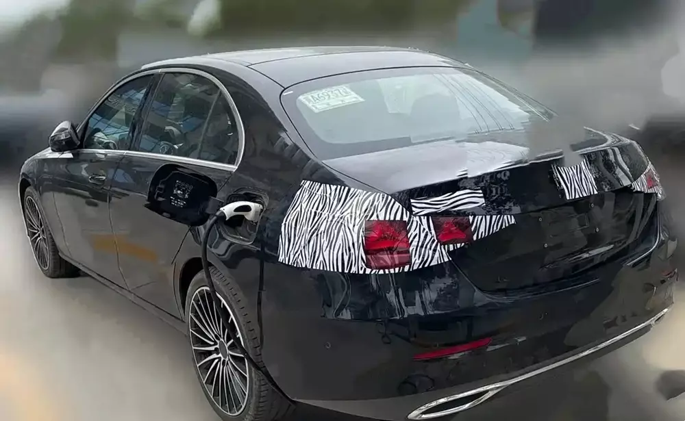 Khu vực ph&iacute;a sau của Mercedes-Benz C-Class 2027 chỉ được cải tiến nhẹ