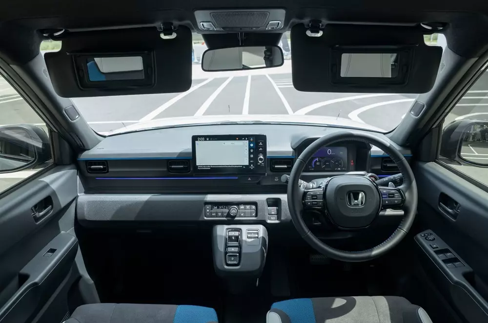 Khoang l&aacute;i của Honda Super-One