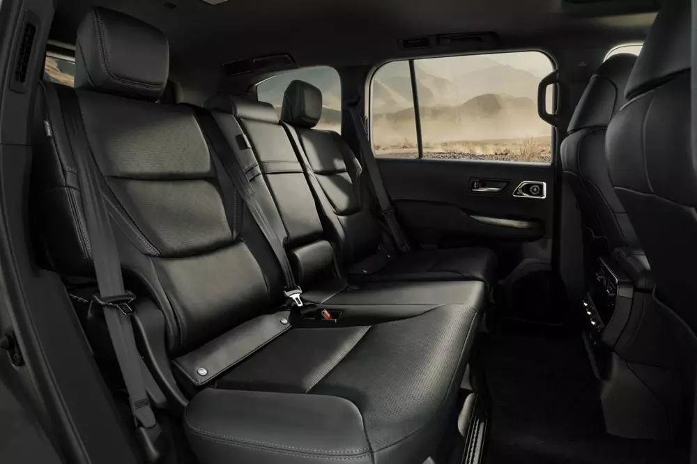Hàng ghế sau của Toyota Land Cruiser 300 2027