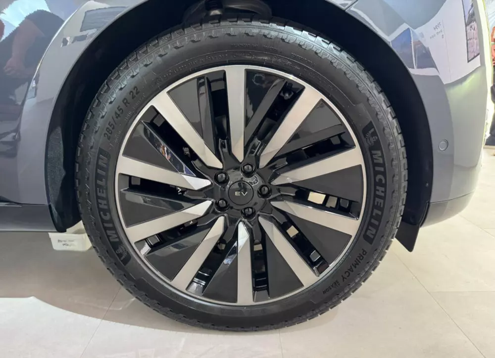 Bộ mâm cỡ lớn với thiết kế khí động lực học của Range Rover Electric