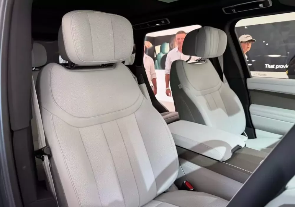 Khách hàng có thể mua Range Rover Electric với nội thất không dùng da