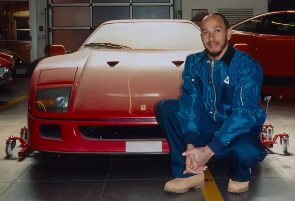 Tay đua Lewis Hamilton tậu chiếc Ferrari mơ ước từ bé