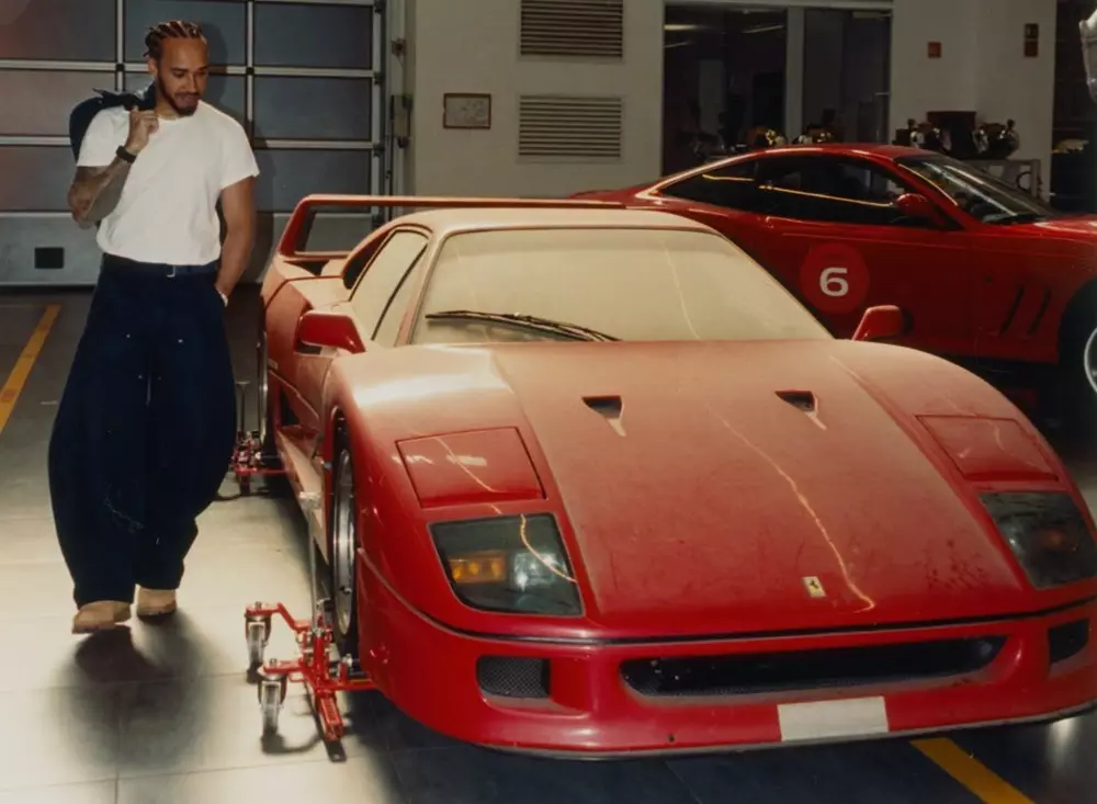 Lewis Hamilton đã bán toàn bộ bộ sưu tập siêu xe của mình