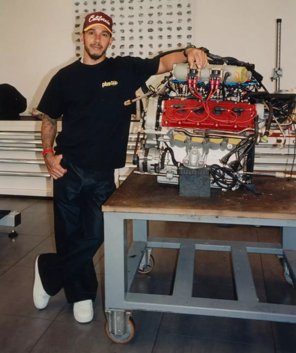 Ferrari F40 dùng động cơ V8 mạnh mẽ