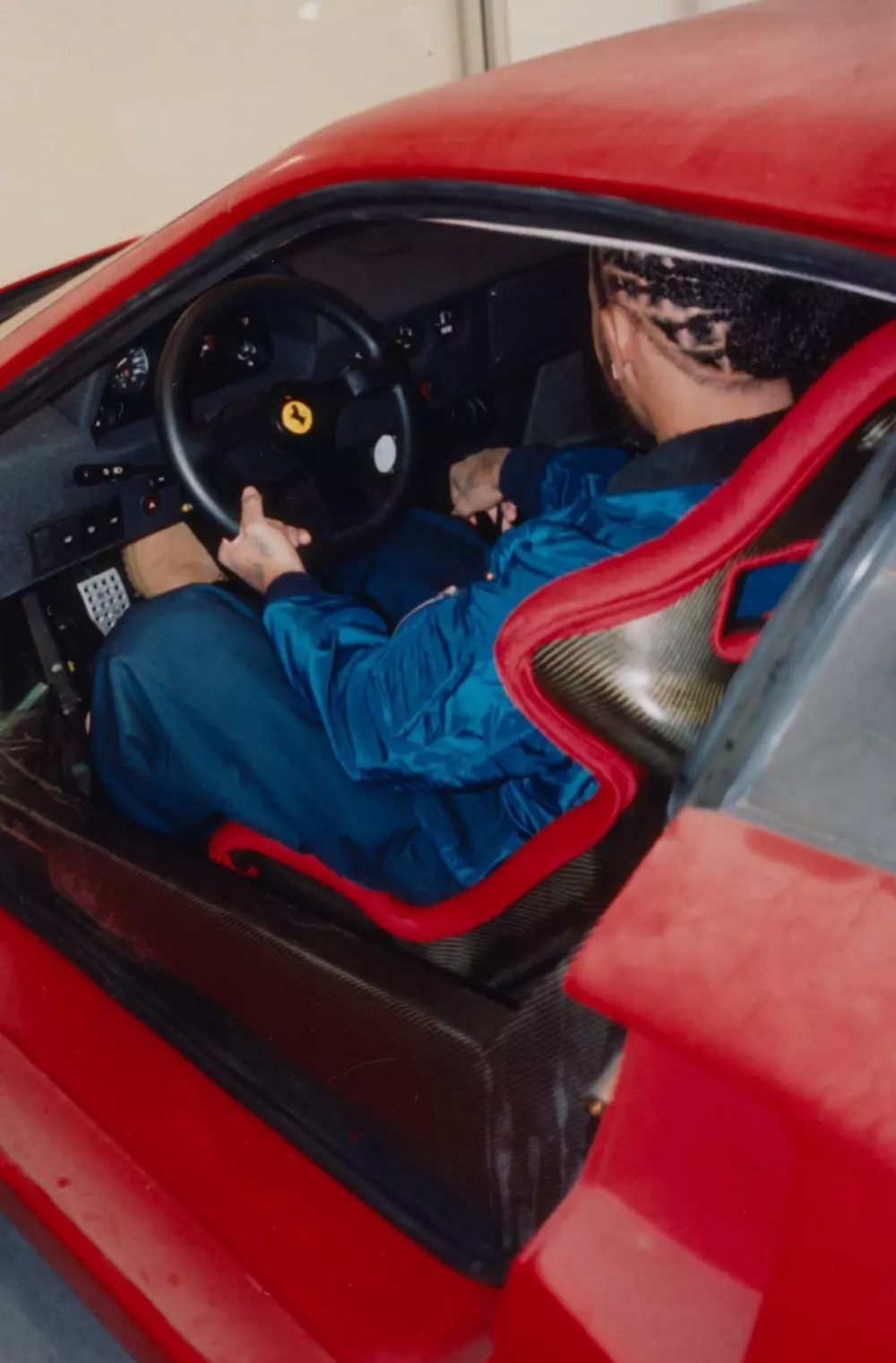 Lewis Hamilton ngồi bên trong chiếc Ferrari F40 của mình