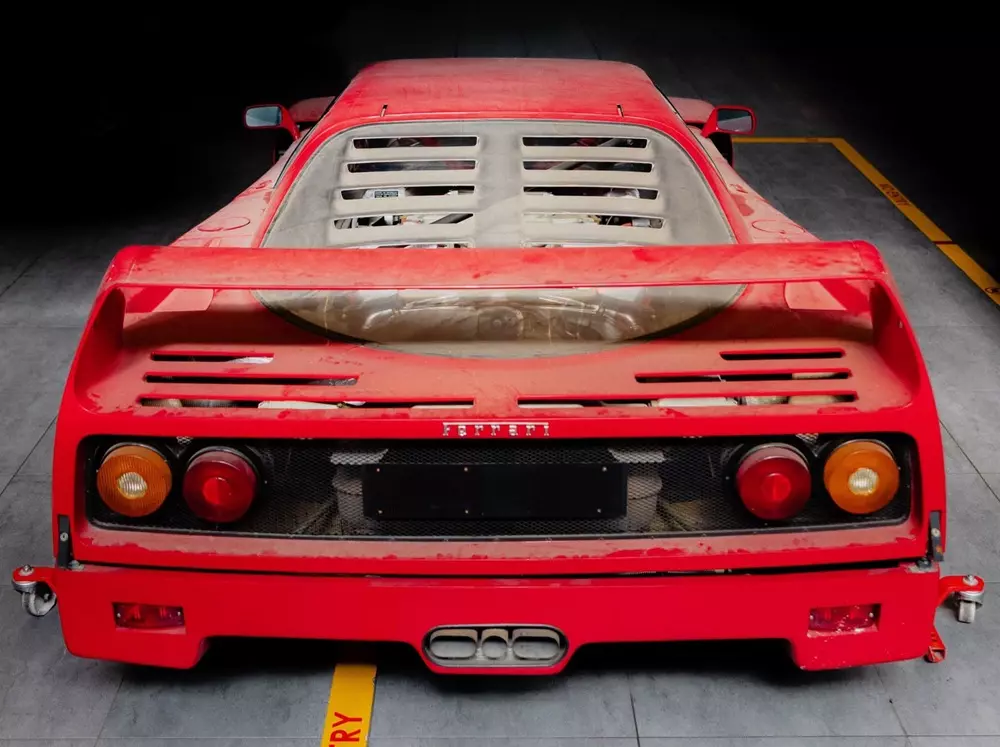 Chiếc Ferrari F40 của Lewis Hamilton đã bị bỏ không trong gara suốt 30 năm