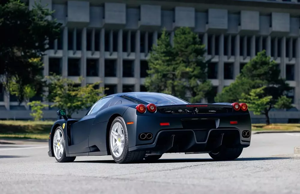 Chiếc Ferrari Enzo sơn đen nhám duy nhất trên thế giới từng thuộc sở hữu của Hoàng gia Brunei - Ảnh 2.