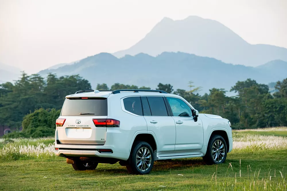 Lượng xăng ti&ecirc;u thụ của Toyota Land Cruiser 300 HEV giảm hơn 22,7% so với bản m&aacute;y xăng
