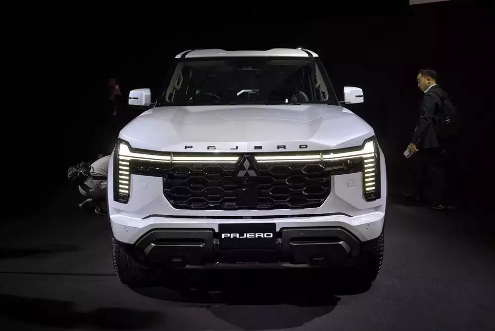 Mitsubishi Pajero 2027 bản cao cấp nhất d&ugrave;ng lưới tản nhiệt tổ ong sơn đen