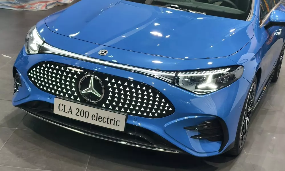 Cận cảnh khu vực đầu xe của Mercedes-Benz CLA 200 Electric