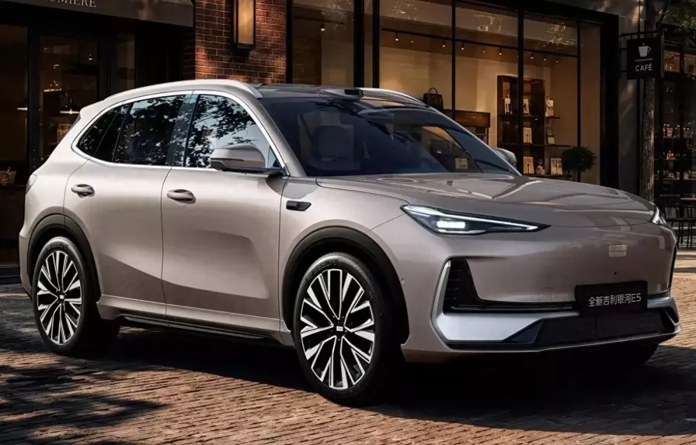 Geely EX5 mới ch&iacute;nh thức lộ diện trước khi ra mắt v&agrave;o ng&agrave;y mai - Ảnh 1.