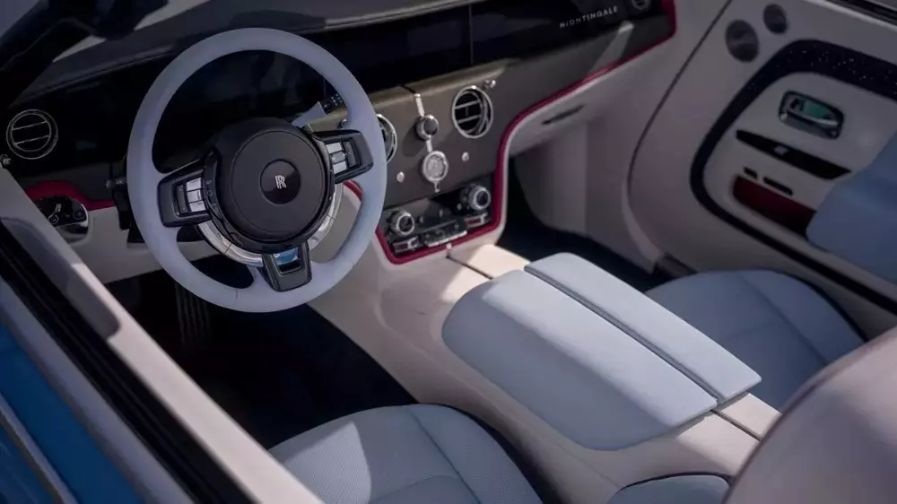 Chi tiết n&agrave;y của mẫu xe Rolls-Royce gi&aacute; 9,5 triệu đ&ocirc; được thử nghiệm đ&oacute;ng/mở 15.000 lần trước khi giao cho kh&aacute;ch - Ảnh 5.