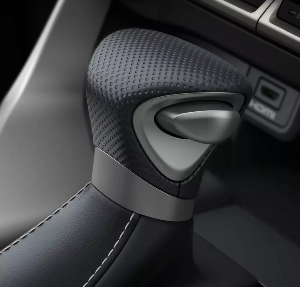 Lexus LX F Sport sở hữu v&ocirc; lăng v&agrave; cần số bọc da dập nổi