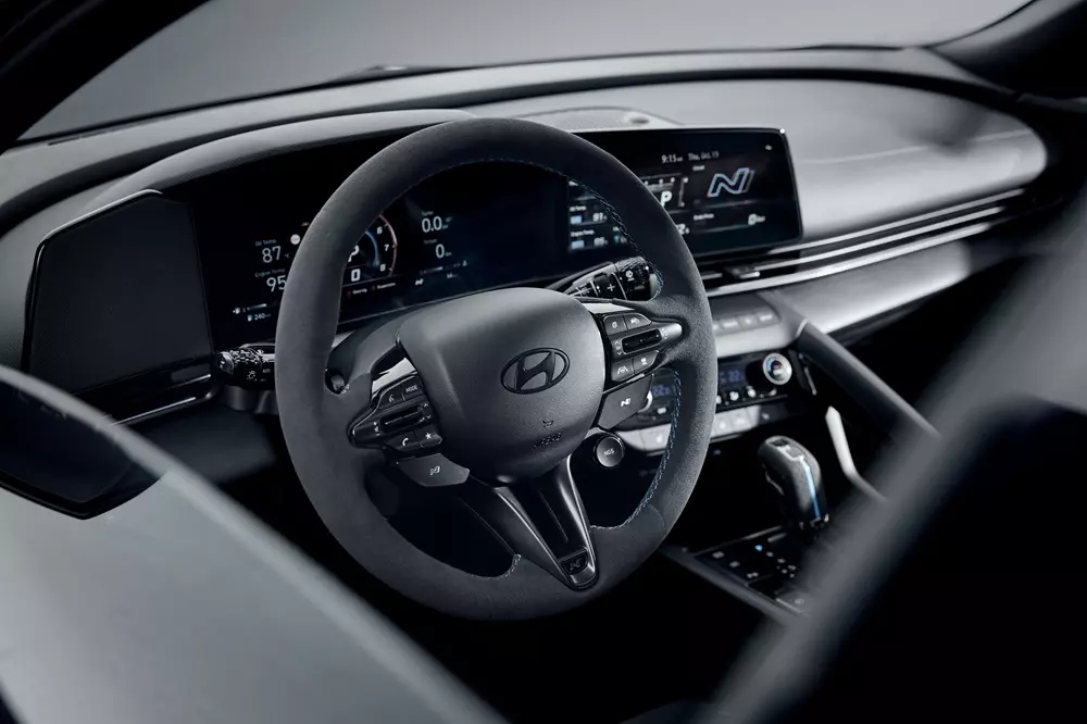 Hyundai Elantra N Monochrome trình làng, dành cho những người thích cầm lái nhưng ghét sự nổi bật - Ảnh 7.
