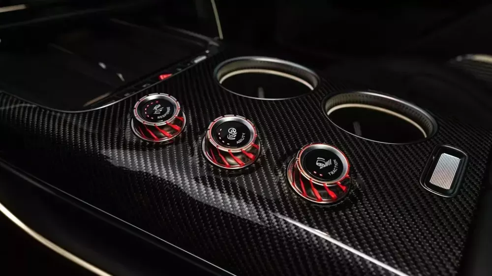 Mercedes-AMG GT SUV có nhiều nút bấm và núm xoay vật lý