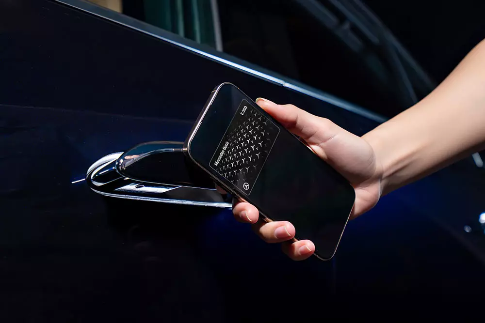 Mercedes-Benz E 350 e sở hữu t&iacute;nh năng ch&igrave;a kh&oacute;a kỹ thuật số